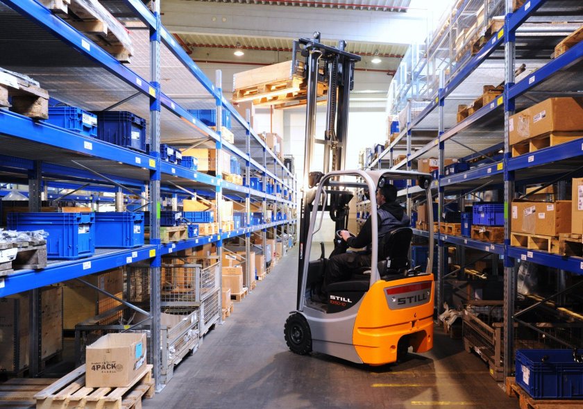 Погрузчик на складе