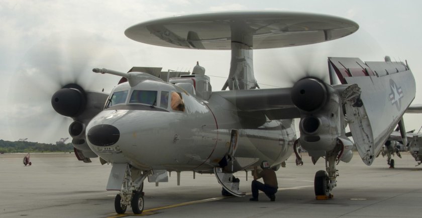 Самолет ДРЛО E-2 “Hawkeye”