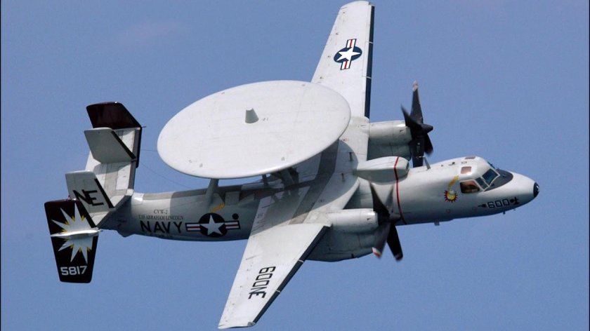 Самолет ДРЛО E-2 “Hawkeye”