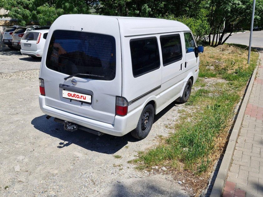 Белый микроавтобус