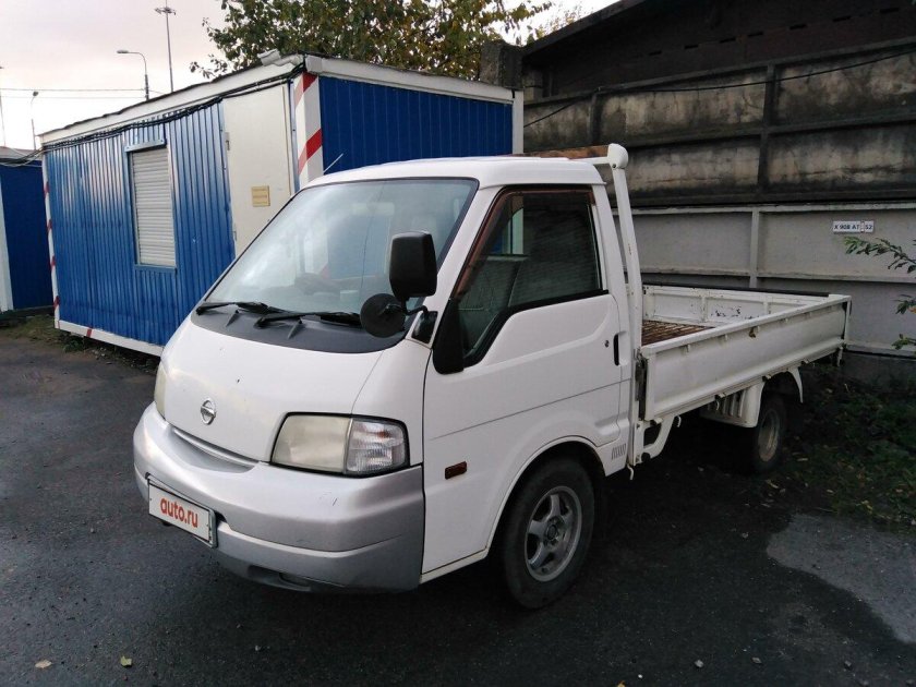 Ниссан бортовой грузовик