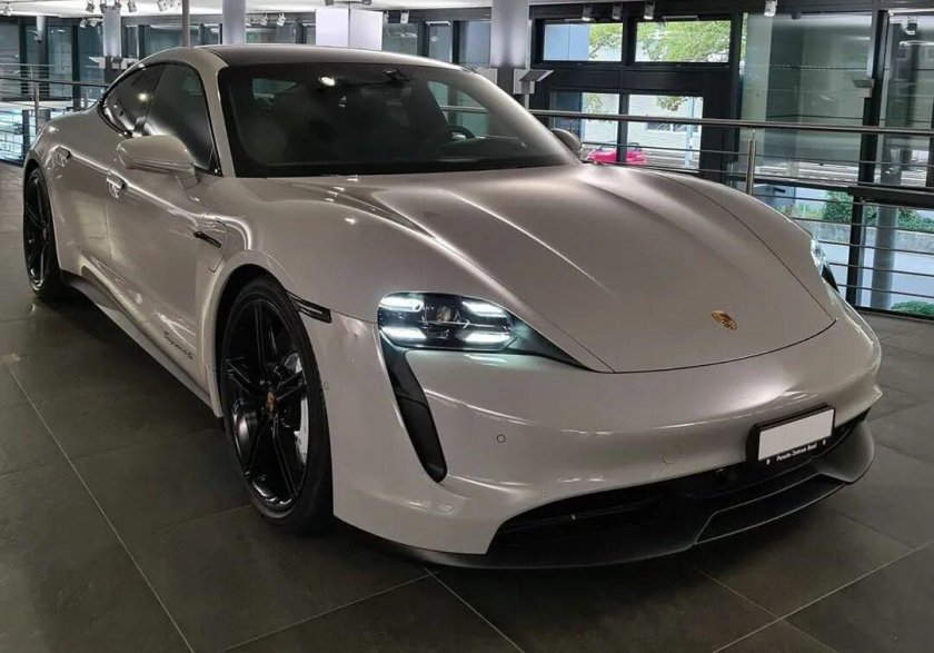 Порше Taycan 2021