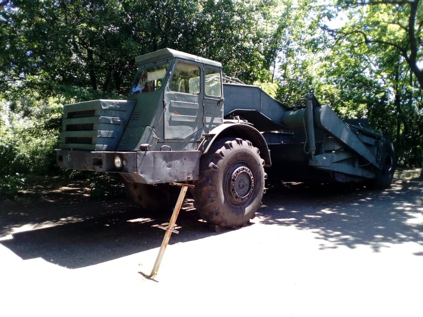 Самоходный скрепер МОАЗ-6007