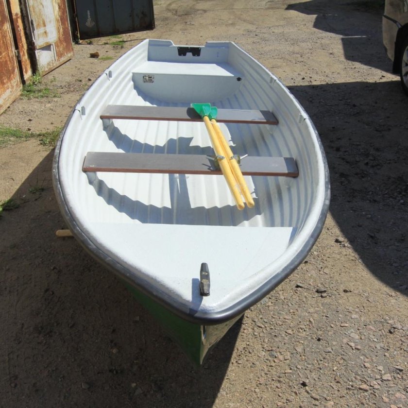 Лодка гребная Sava 424