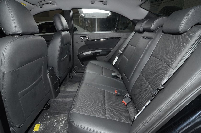 Geely Emgrand ec7 салон сзади