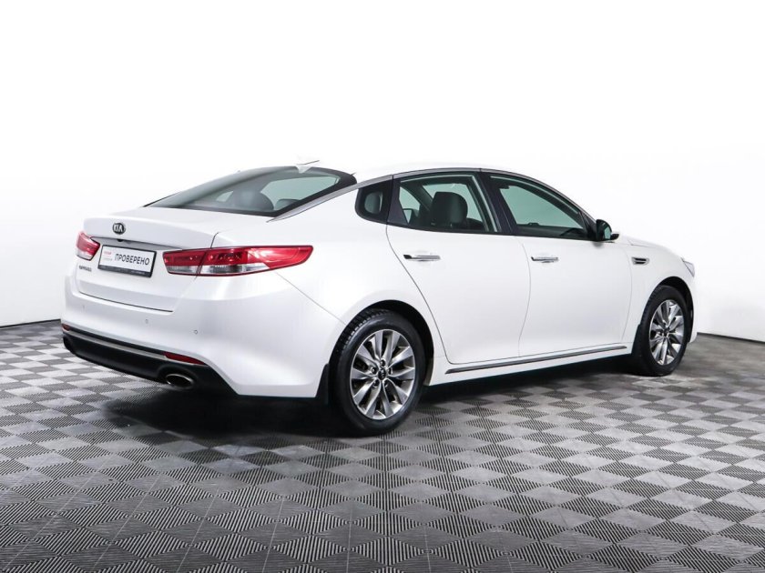 Белая киа оптима