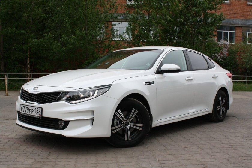 Kia Optima белая
