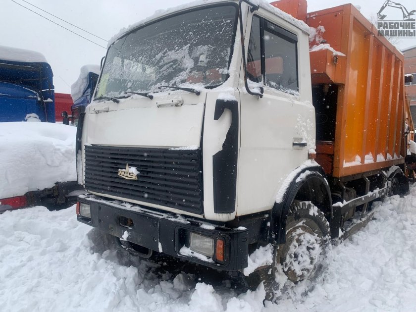 Оранжевый мусоровоз МАЗ