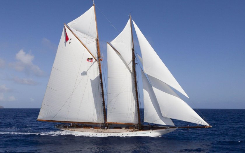 Парусная яхта шхуна