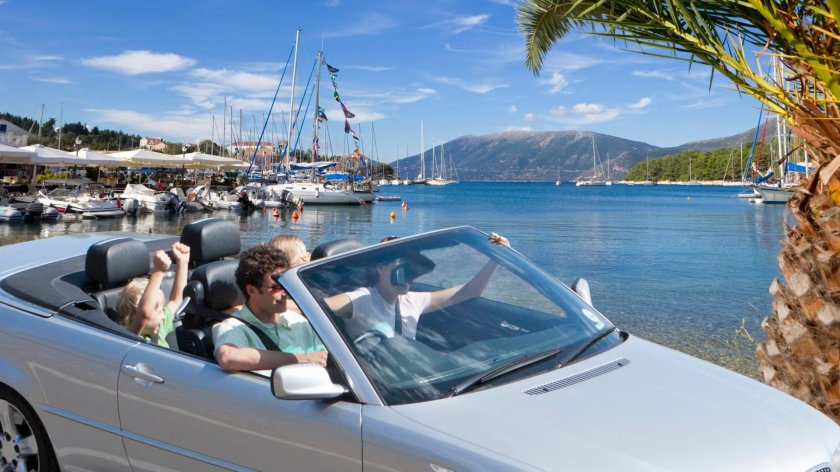 Семья в кабриолете