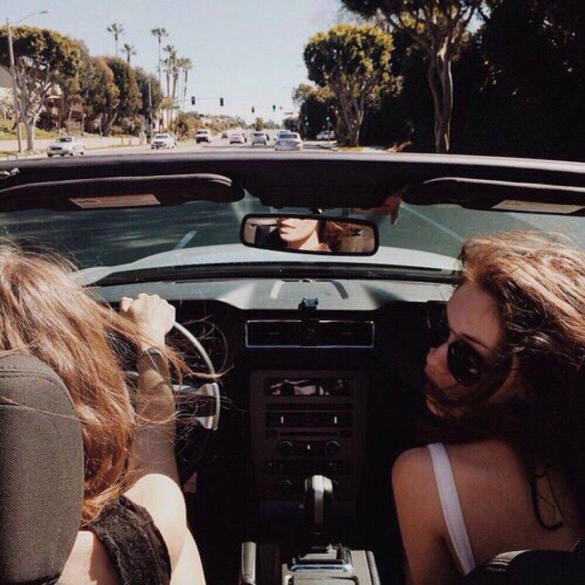 Девушка в машине