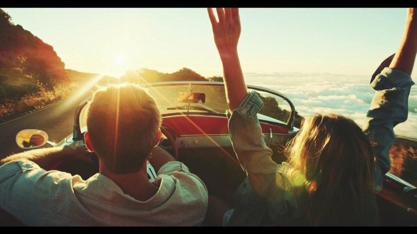 Парень и девушка в кабриолете