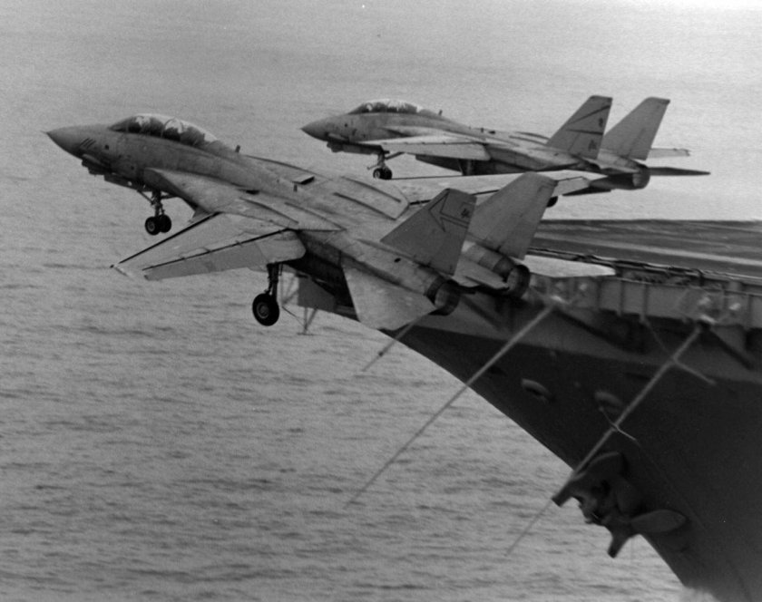 Самолет взлетает с авианосца