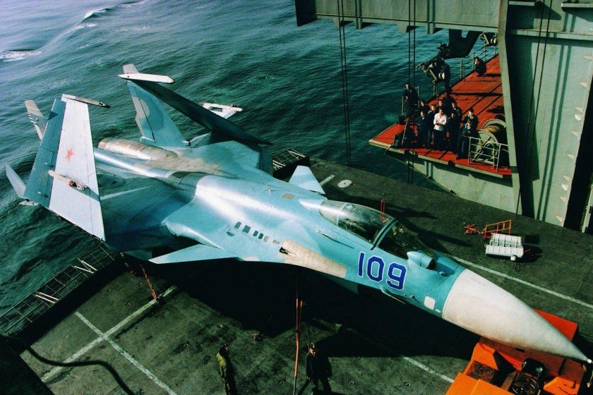 Су-33 палубный истребитель