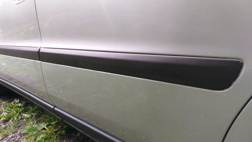 Сломанный молдинг на Mercedes