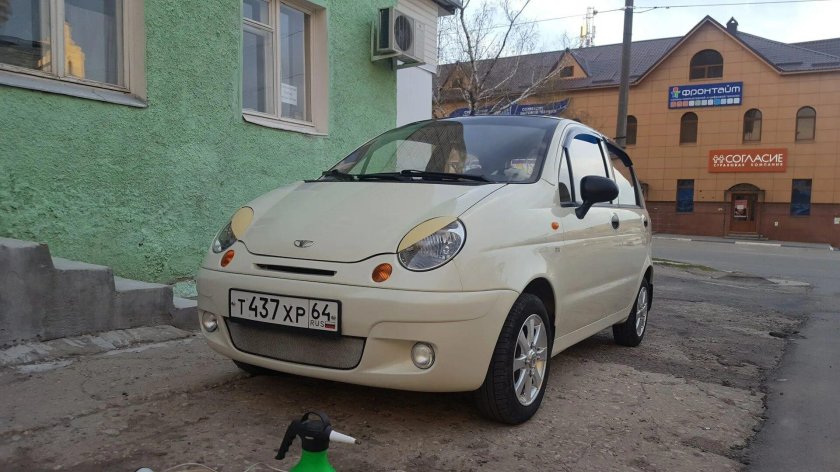 Красный Матиз с ресничками