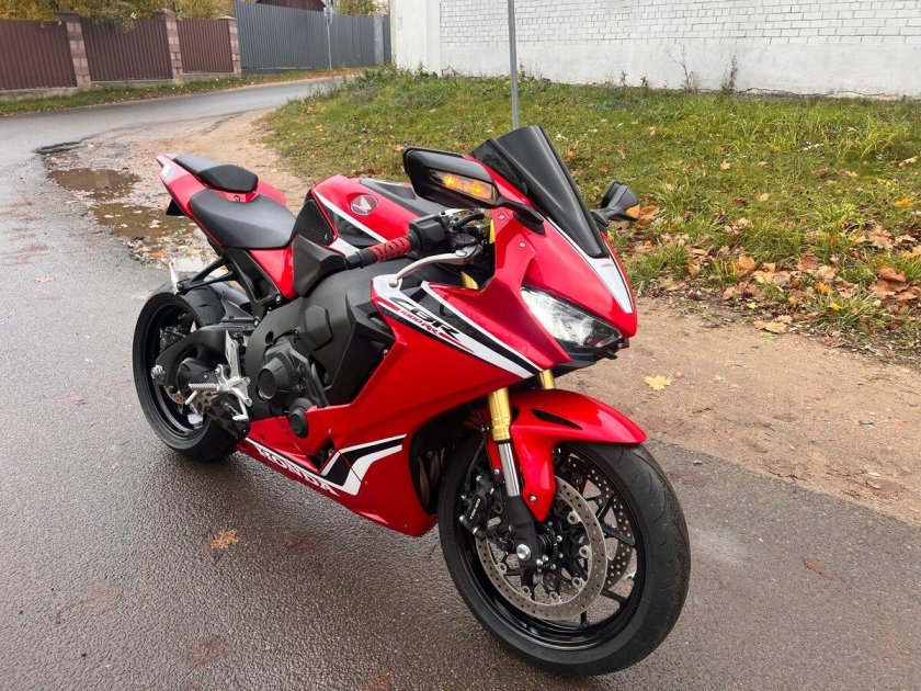 Honda cbr 1000 rr ra fireblade