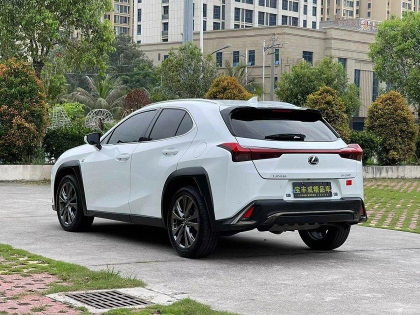 Белый лексус