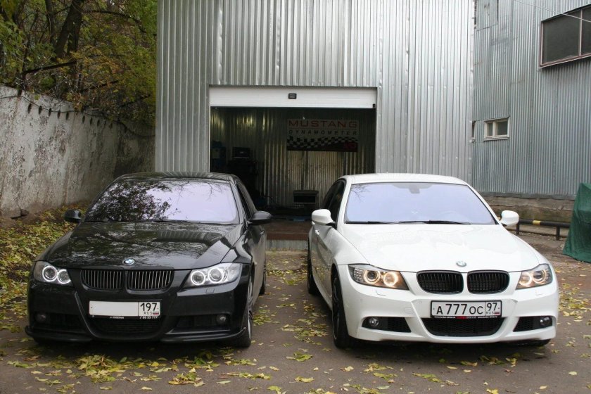 2 БМВ е92 черная и белая
