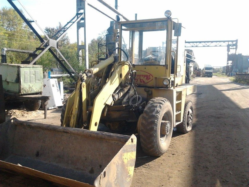 Фронтальный погрузчик Detva un-053