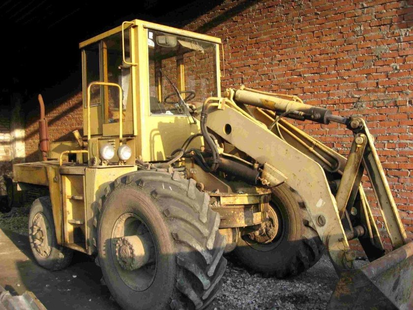 Чешский фронтальный погрузчик un-053