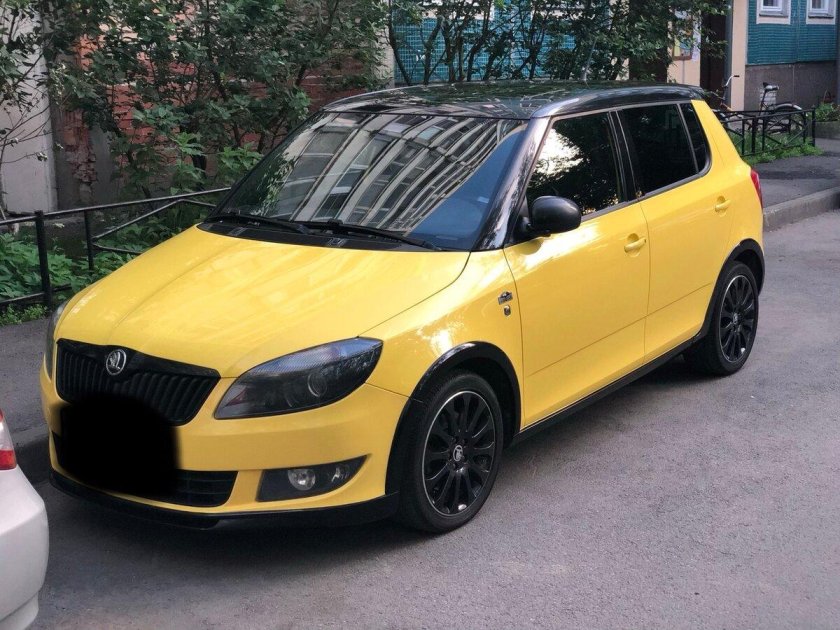 Шкода Фабия желтая