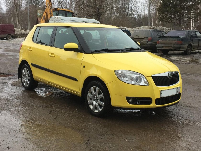 Шкода Фабия 2 желтая