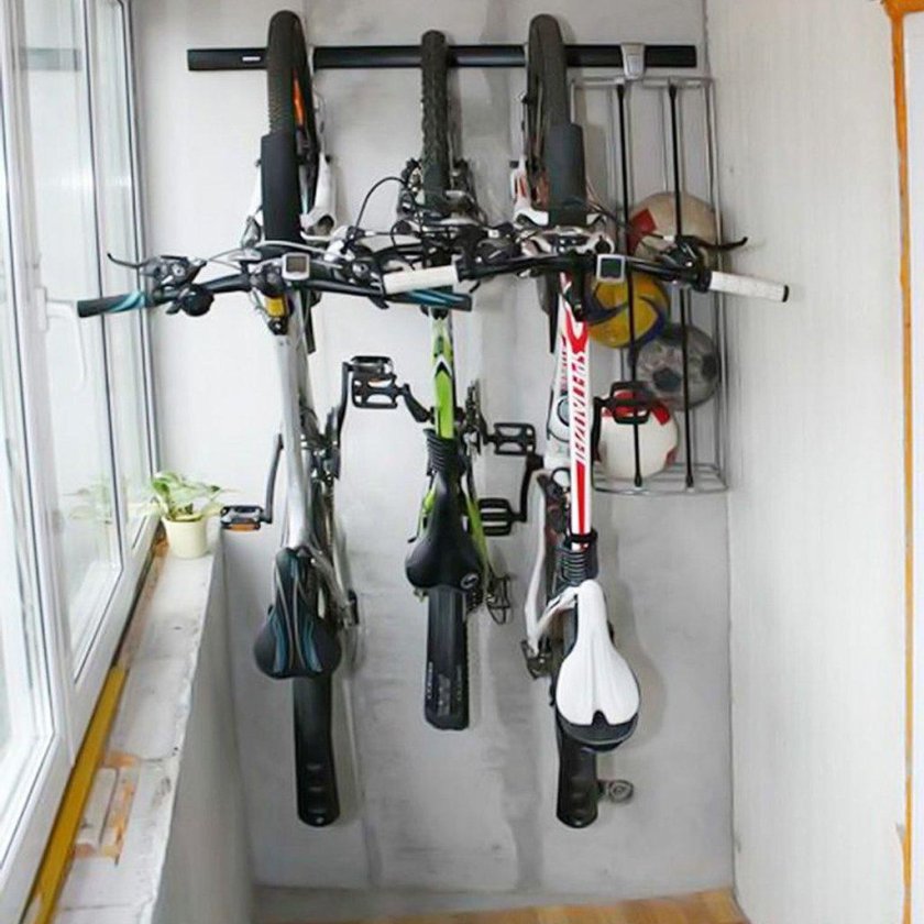 Как экономно разместить на балконе 2 велосипеда