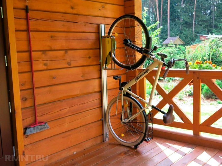 Велосипед на стене