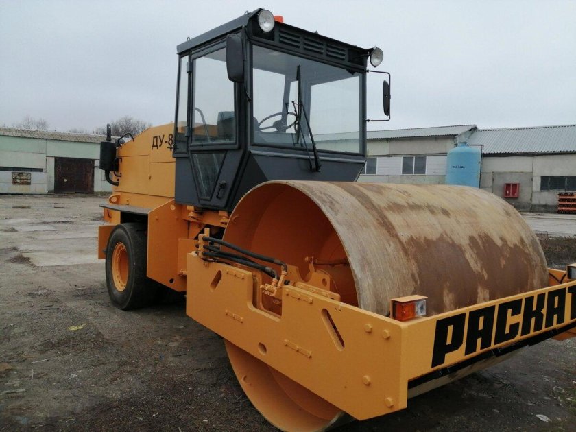 Вибрационный комбинированный каток Ду-84