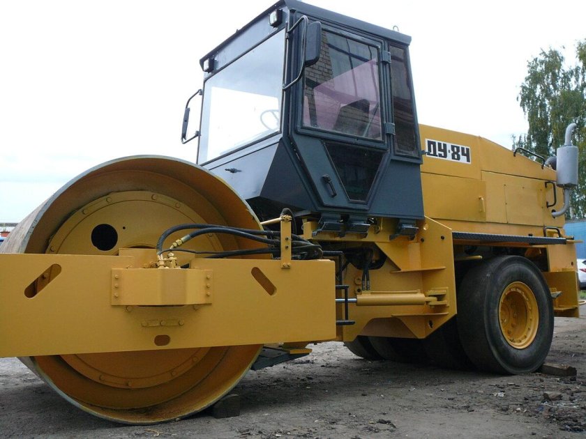Вибрационный комбинированный каток Ду-84