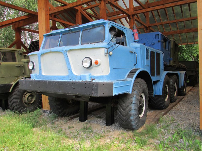 Военный тягач ЗИЛ 135