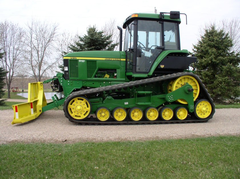 Гусеничный трактор Джон Дир