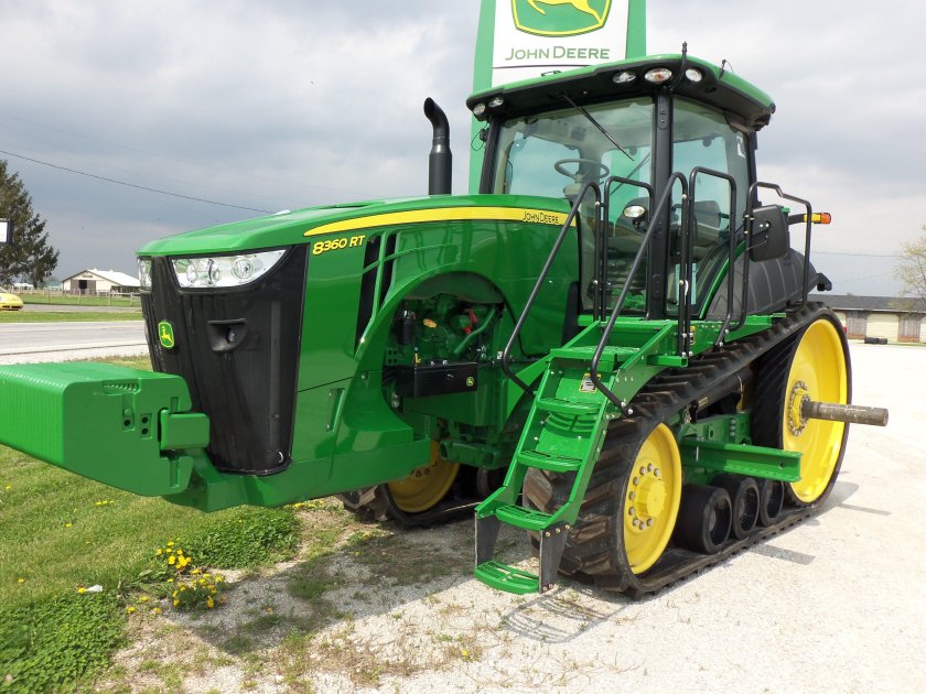 Гусеничный трактор Джон Дир