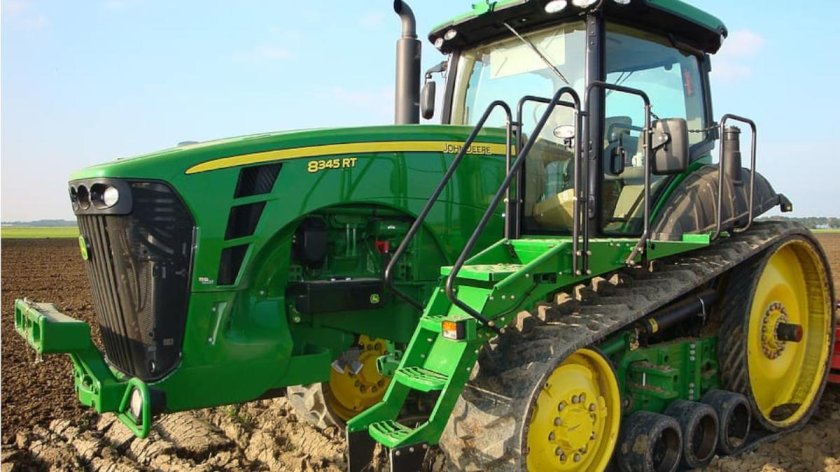 Гусеничный трактор Джон Дир