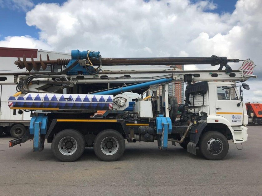 КАМАЗ С буровой установкой 461118