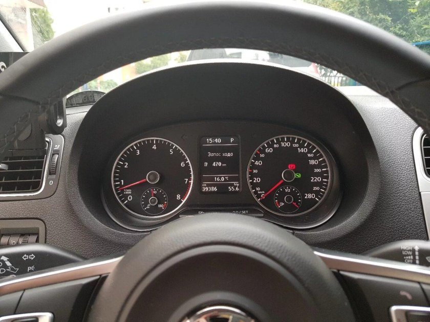 Volkswagen Polo 2015 приборная панель