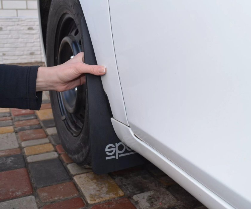 Лада Веста с брызговиками спарко