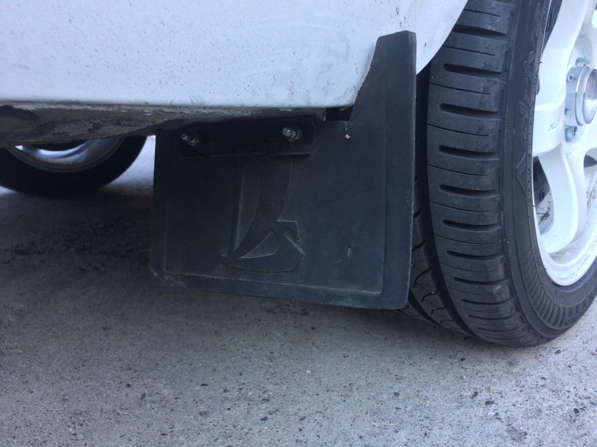 Передние брызговики ВАЗ 2104