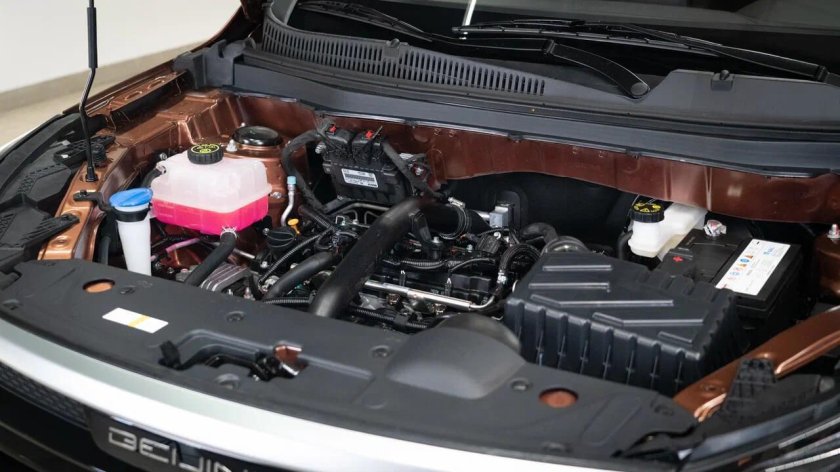 Двигатель под капотом