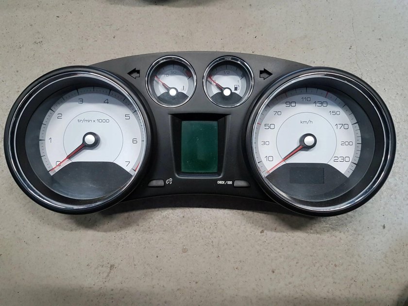 Приборная панель Пежо 308 2011