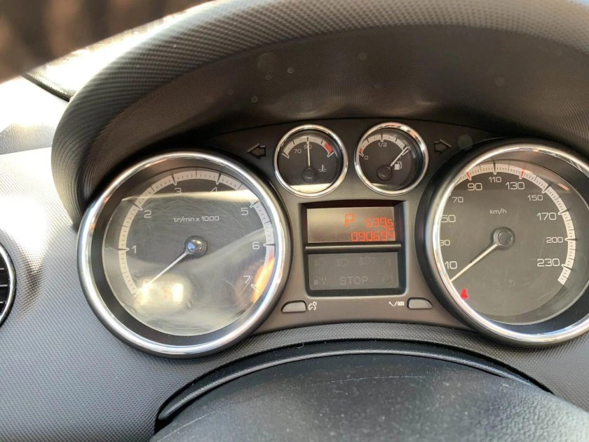 Белая приборка на Пежо 308