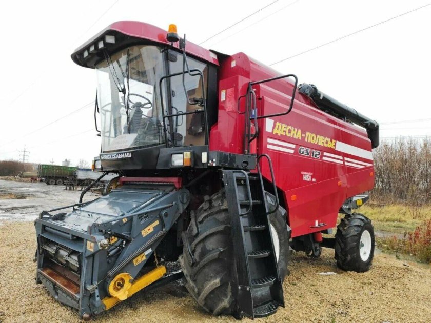 Комбайн красный