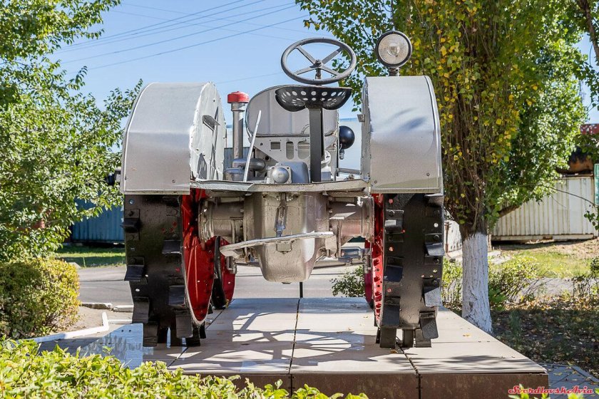 Памятник трактору