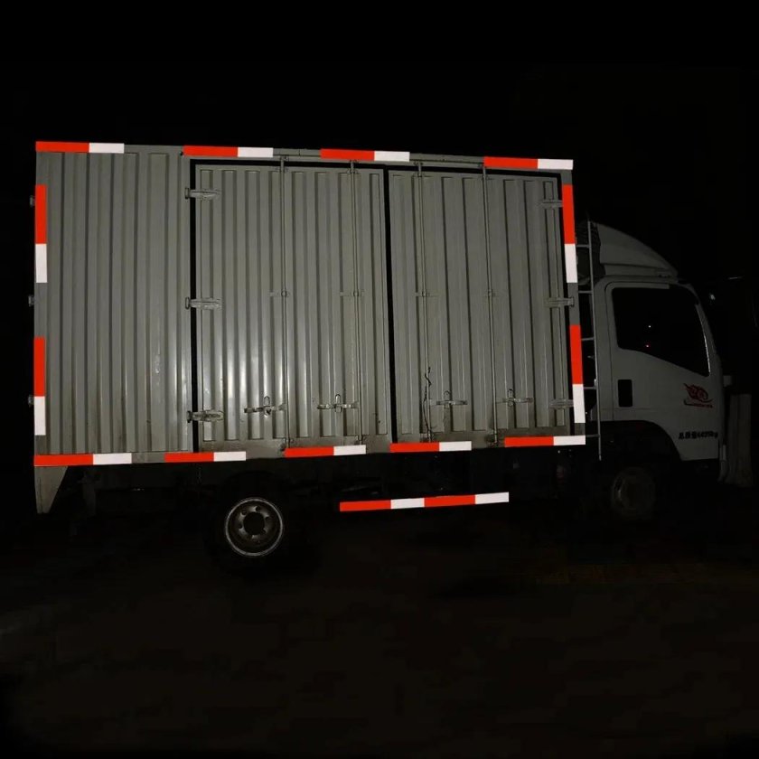 Светоотражающая лента на ГАЗ 3309