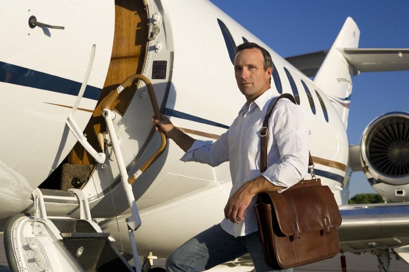 Люди возле самолета