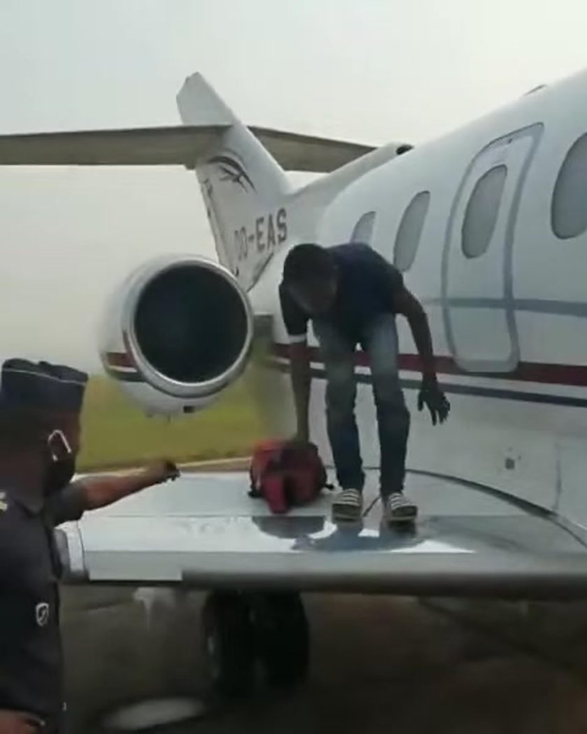 Зацепился за самолет