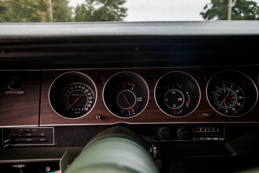 Dodge Challenger 1969 приборная панель