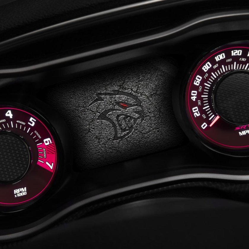 Dodge Challenger Hellcat приборка