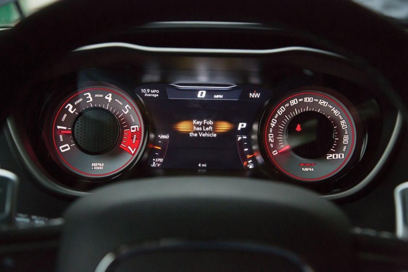 Dodge Challenger приборка